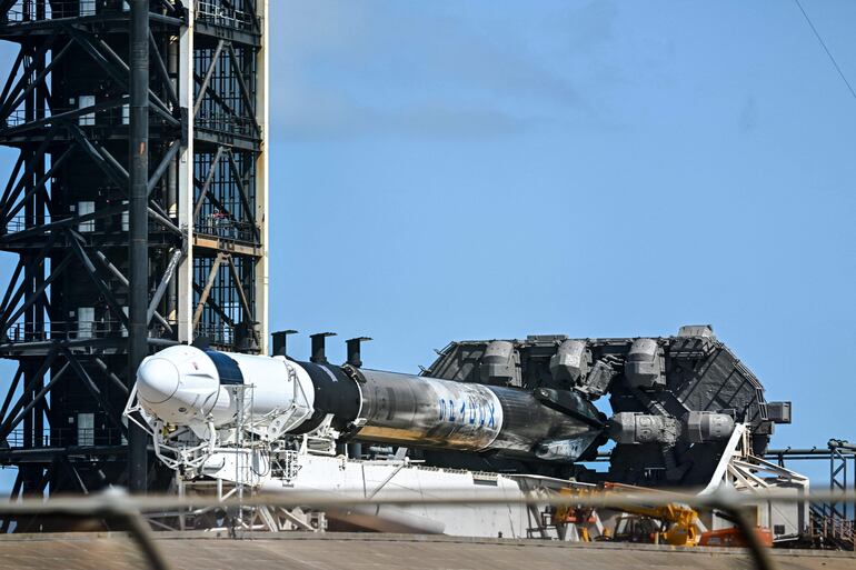 El cohete de SpaceX en el Centro Espacial Kennedy.