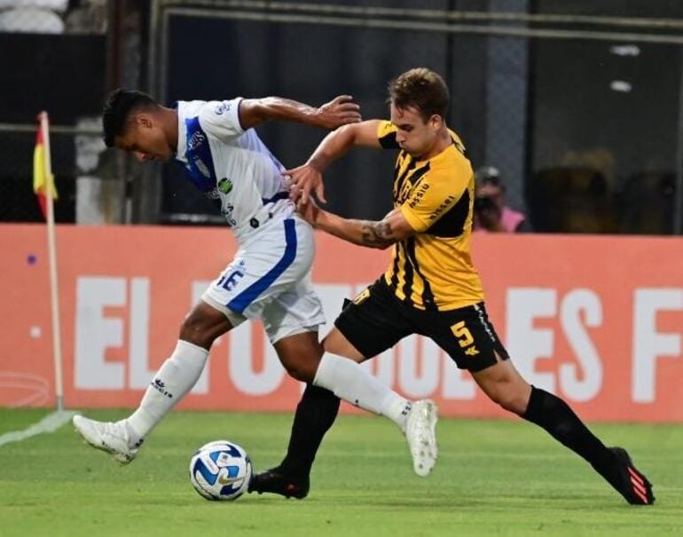 Julio Doldán (i) de Ameliano y Gastón Gil Romero de Guaraní (d), en el duelo por la Copa Sudamericana.