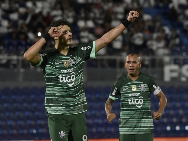 El argentino Facundo Bruera (i), delantero de Olimpia, celebra el tanto de penal que anotó contra Resistencia en el Defensores del Chaco por la undécima jornada del torneo Apertura 2023 del fútbol paraguayo.