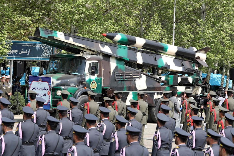 Soldados y un vehículo militar que transporta un misil durante un desfile en Teherán, el miércoles.