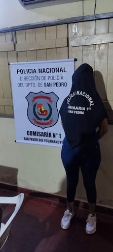 Una mujer atropelló una unidad policial y atacó con arma blanca a su expareja, el jefe de la subcomisaria