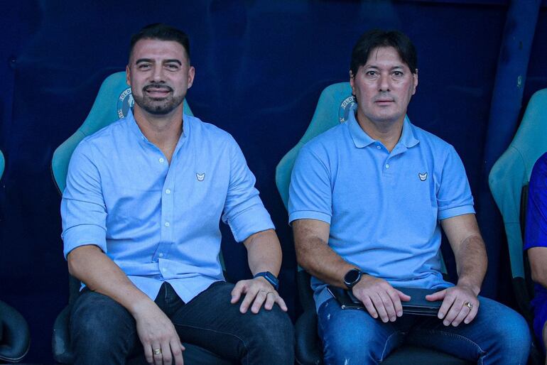 El entrenador de Sportivo Luqueño, Julio César Cáceres, junto a su asistente técnico Francisco "Paco" Esteche.