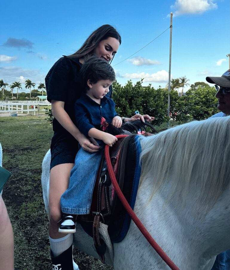 Stephi Stegman y Bruno listos para la cabalgata. (Instagram/Stephania Stegman)