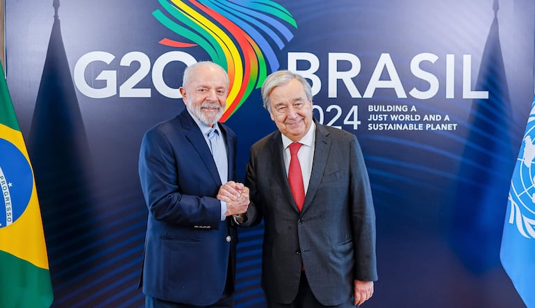 Fotografía cedida por la presidencia brasileña que muestra al presidente Luiz Inácio Lula da Silva (i) junto al secretario general de la ONU, Antonio Guterres, durante una reunión, este sábado, en Río de Janeiro (Brasil).