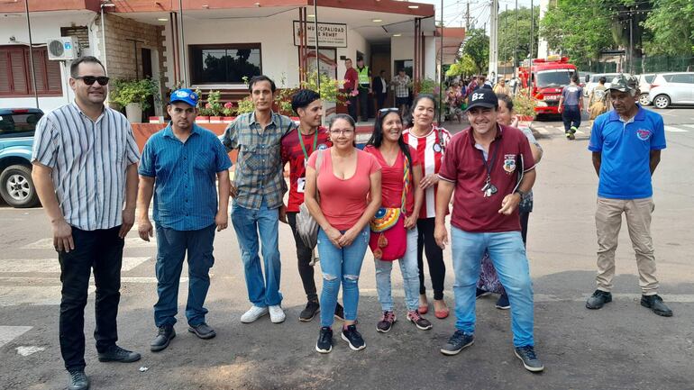 Un grupo de funcionarios de la municipalidad de Ñemby se animó a salir a la calle para reclamar sus salarios por tres meses a la administración del intendente, Tomás Olmedo.