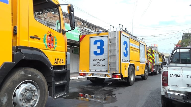 Tres carros de bomberos trabajaron para controlar las llamas en el Mercado 4 de Asunción.