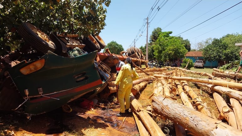 El camión que transportaba una importante cantidad de rollitos de madera quedó volcado al costado de la ruta PY08