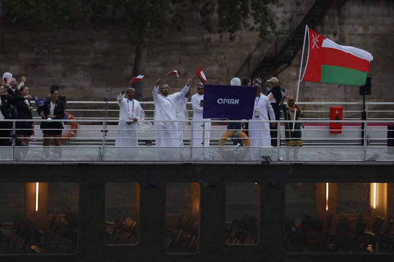  La delegación de Omán desfila por el río Sena, durante la ceremonia de inauguración de los Juegos Olímpicos de París 2024, este viernes en la capital francesa. 