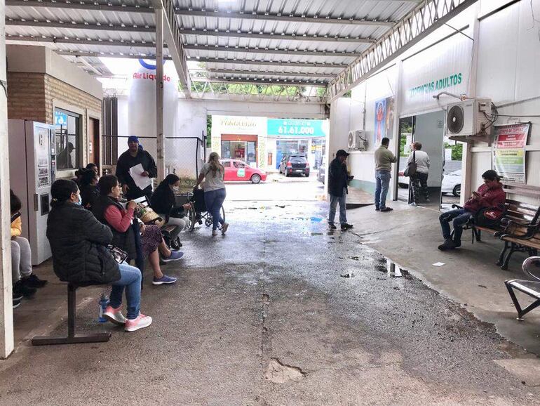 El hospital general de Villa Elisa se inundó con la lluvia de ayer. Hoy restos de agua y basura permanecía frente a la UTI.