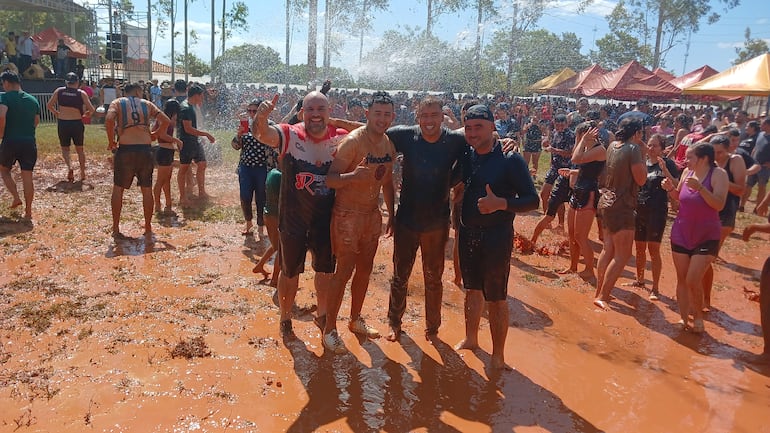 Los intendentes de Nueva Londres y Ciudad del Este compartiendo en la fiesta del Tuju. 