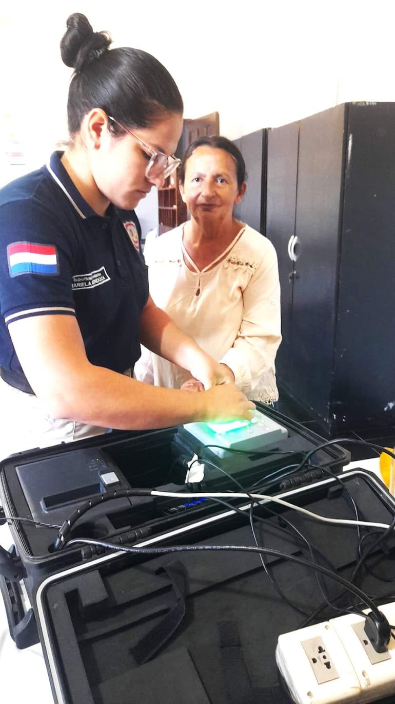 Los ciudadanos se acercaron al Centro Cívico de San Roque González para tramitar la cédula de identidad.