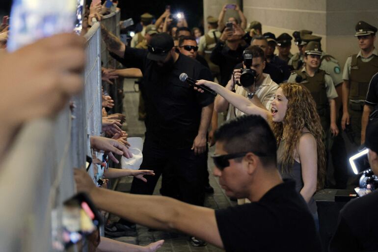 Shakira cantando emocionada para sus fans chilenos. (Javier TORRES / AFP)