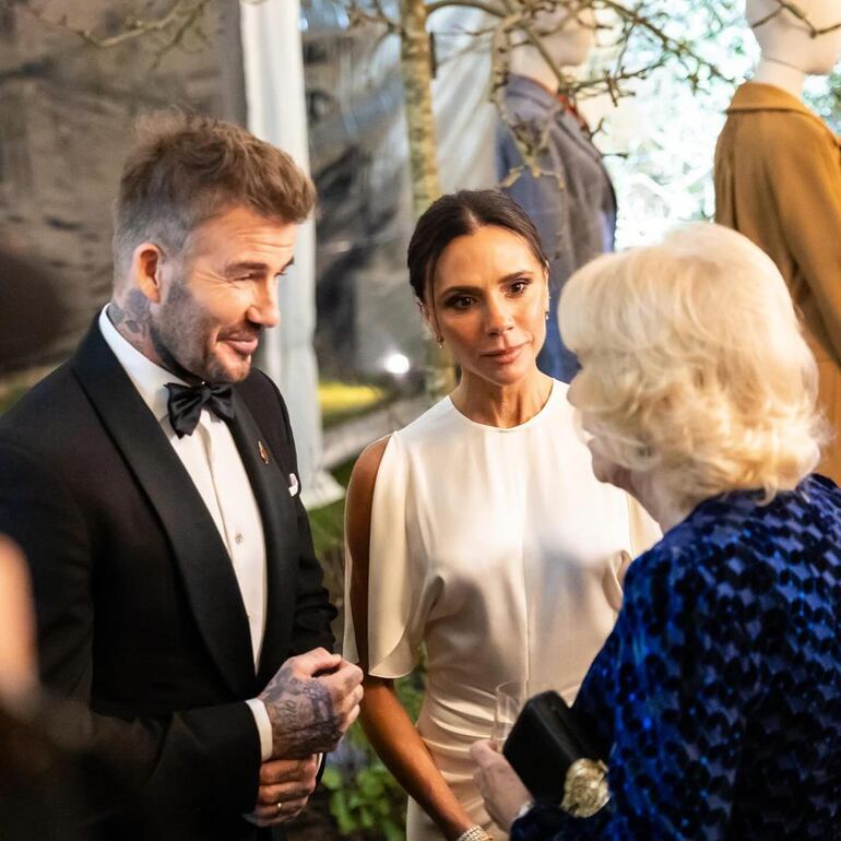 David y Victoria Beckham conversando con la reina Camila de Inglaterra. (Instagram/David Beckham)