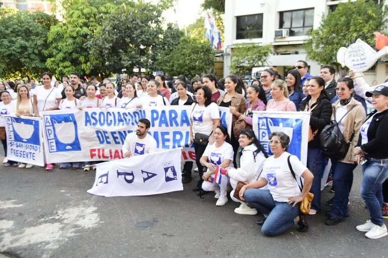 Gran movilización de enfermeras: garantizan servicios en hospitales.