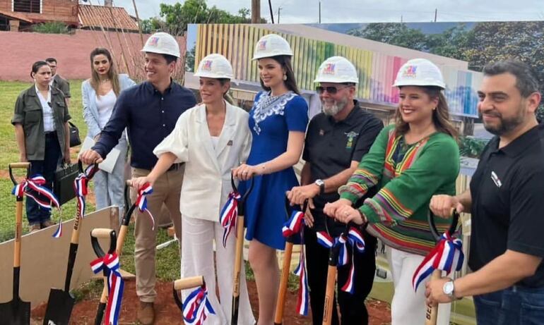 Nadia Ferreira junto a la primera dama Leticia Ocampos y otros participantes de la palada inicial del Centro de Bienestar para Niños con Cáncer. (Captura de la historia de Instagram de Nadia Ferreira)