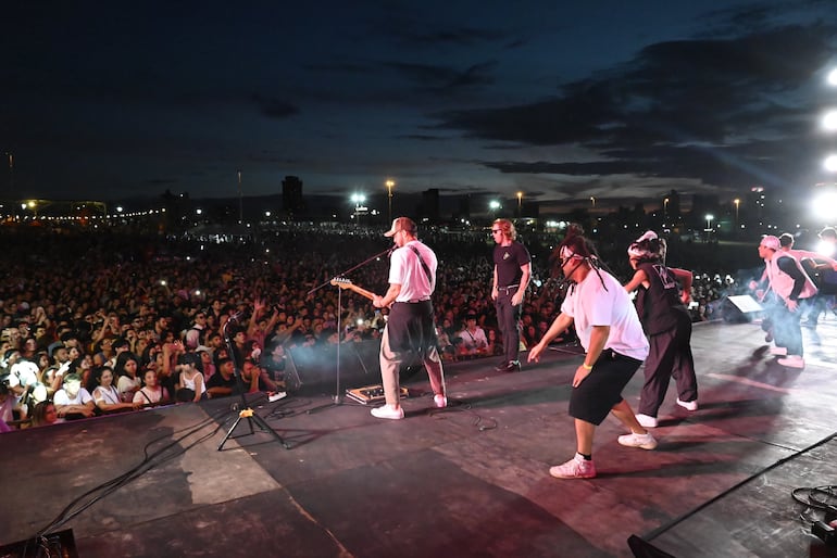 Kchiporros sumó a un grupo de bailarines a su show que puso a cantar y bailar al público.