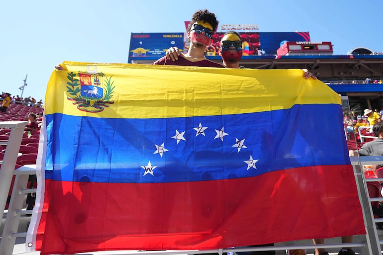 Los seguidores de Venezuela en el partido frente a Ecuador por la primera fecha del Grupo B de la Copa América 2024 en el estadio Levi's Stadium, en Santa Clara, California.