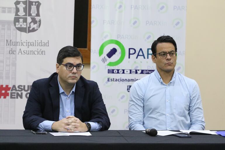 Pedro Britos, representante de Parxin, con Nelson Mora, jefe de Gabinete de la Municipalidad de Asunción.