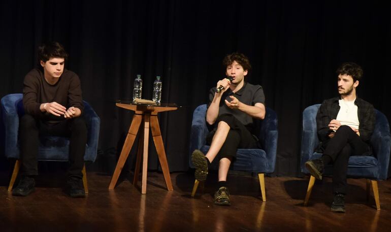 Felipe Otaño, Rafael Federmán y Valentino Alonso en un momento de la charla que ofrecieron anoche en el Centro Paraguayo Japonés.