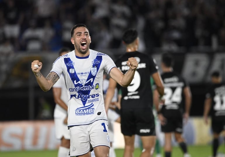 Abel Paredes, jugador de Sportivo Ameliano, celebra el triunfo ante Olimpia en un partido de la fecha 18 del torneo Clausura 2024 del fútbol paraguayo en el estadio Defensores del Chaco, en Asunción, Paraguay.