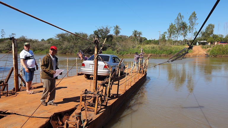 La precaria balsa no ofrece ninguna seguridad a los pobladores.