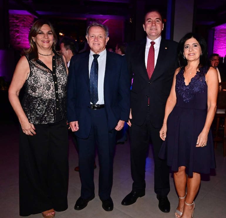 Soledad de Biedermann, Walter Biedermann, Julio Arriola y Adriana Arza de Arriola. 