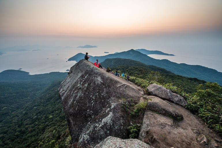 Trekking en Ilha Grande al monte Pico do Papagaio, Brasil.