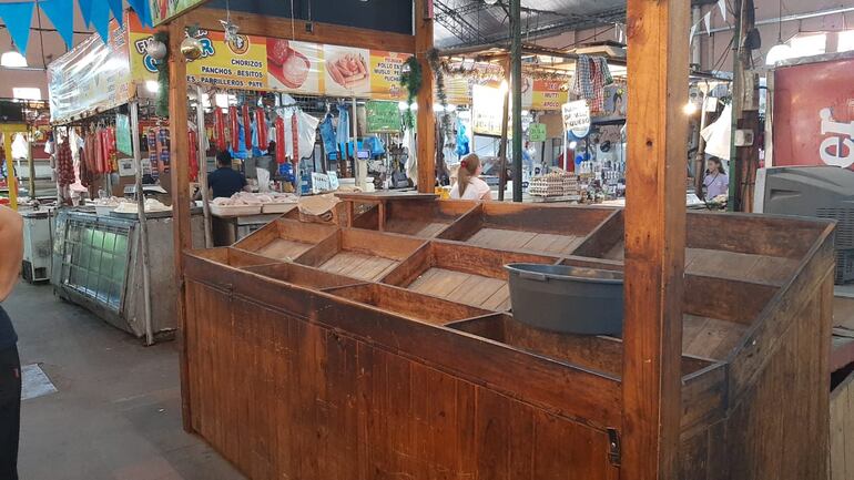 Los locales del Mercado Municipal se encuentran vacíos debido a que no ingresan los clientes en el interior del mercado.