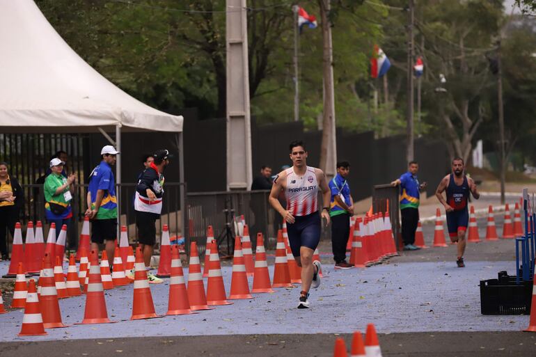 Máximo Rafael Bogado (19 años) se llevó el oro en el triatlón.