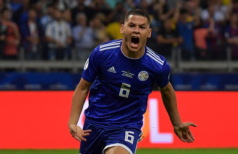 Richard Sánchez, jugador de la selección paraguaya, festeja un gol en el partido contra Argentina por la Copa América Brasil 2019.