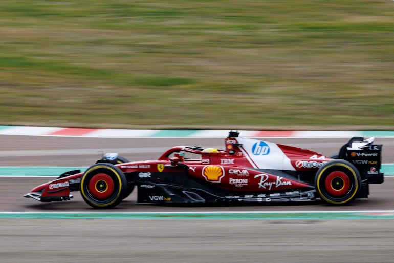 Lewis Hamilton probando la Ferrari en Fiorano