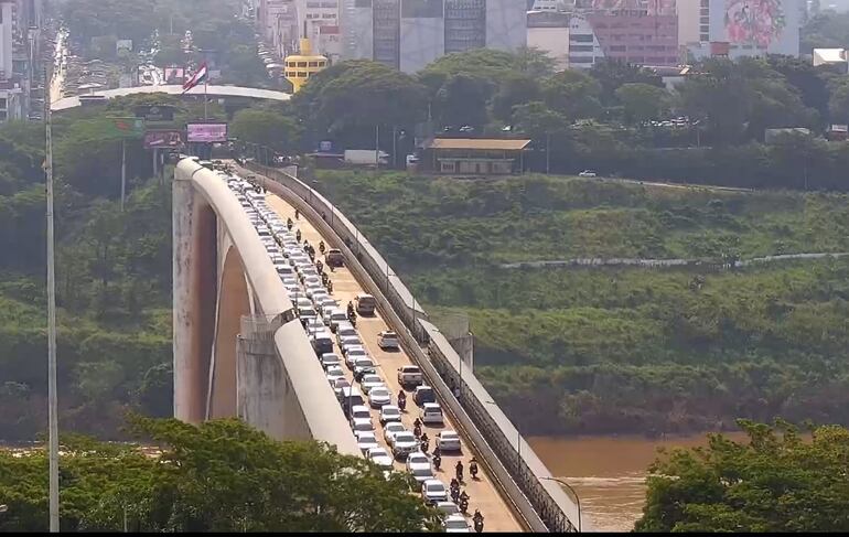 Intenso tránsito vehicular sobre el puente de la Amistad.