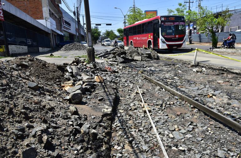 Montículos de materiales en las veredas y en la calle, sin el uso adecuado de contenedores.