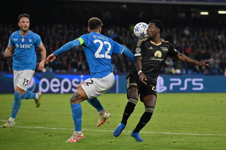 El defensor del Napoli, Giovanni Di Lorenzo, y el delantero del Union Berlin, Sheraldo Becker, en acción durante el partido de fútbol del grupo C de la Liga de Campeones de la UEFA entre el SSC Napoli y el Union Berlin, en Nápoles, el 8 de noviembre de 2023.