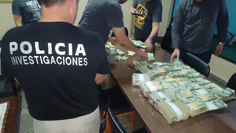 Fajos de billetes de cien mil guaraníes recuperados. Pertenecerían al botín robado a la casa de cambios Fénix Exchange, asaltado el martes 18 de junio, en Villa Morra, Asunción.