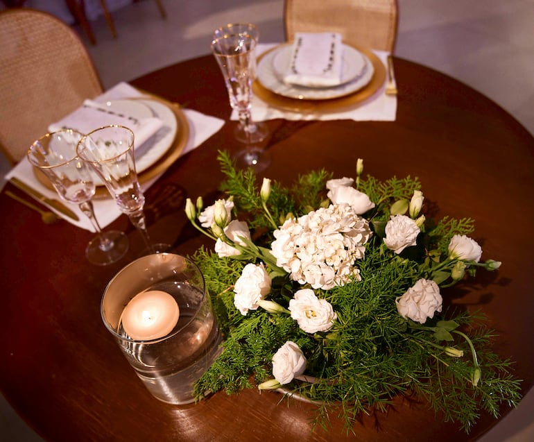 La ceremonia civil y la fiesta de bodas se llevaron a cabo en el Club Centenario, y estuvo ambientada con arreglos de flores naturales de color blanco y mucho follaje por Art Decor.