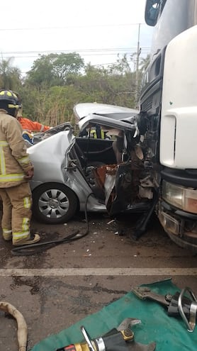 Choque entre un camión de gran porte y un automóvil deja dos fallecidos en Emboscada.