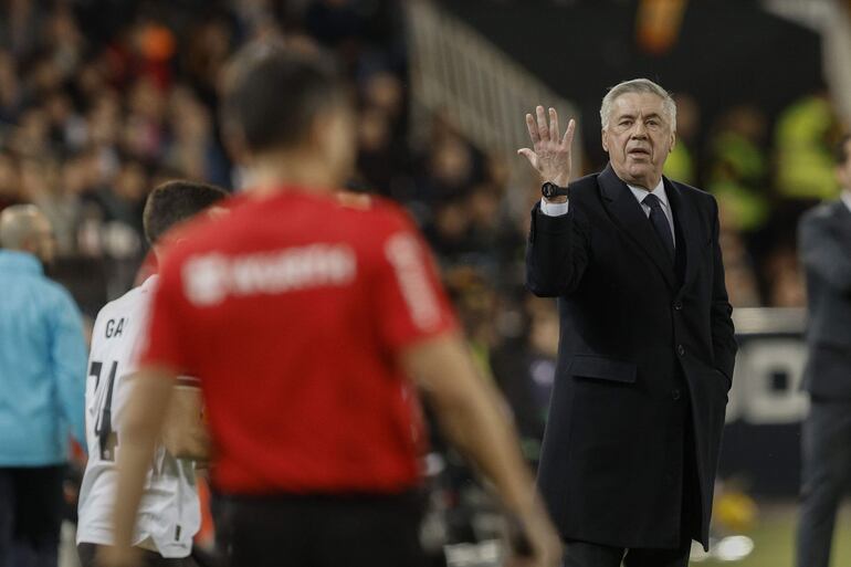 El italiano Carlo Ancelotti, entrenador del Real Madrid, en el partido frente al Valencia por LaLiga en el estadio Mestalla, en Valencia, España. 
