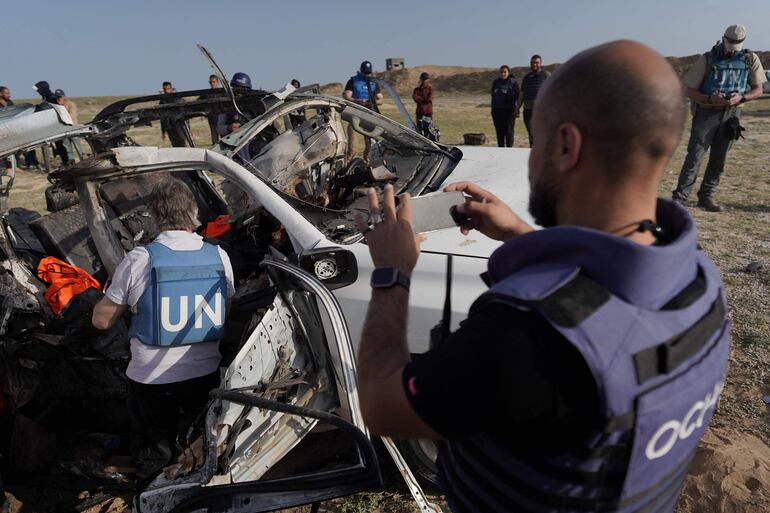 Miembros de las Naciones Unidas inspeccionan el vehículo en el viajaban los miembros de la organización World Kitchen y que fue alcanzado por un misil israelí, en la Franja de Gaza.