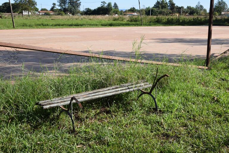 Un banco deteriorado de la plaza del barrio San José, donde en el 2021 fue construida la plaza deportiva por la Secretaría Nacional de deportes.