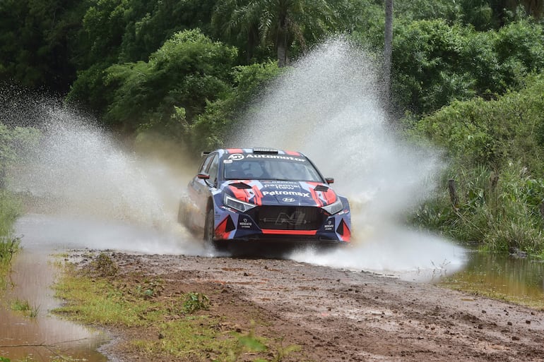 Fau Zaldívar y Marcelo der Ohannesian (Hyundai i20 N Rally2) durante la primera etapa del día sábado.