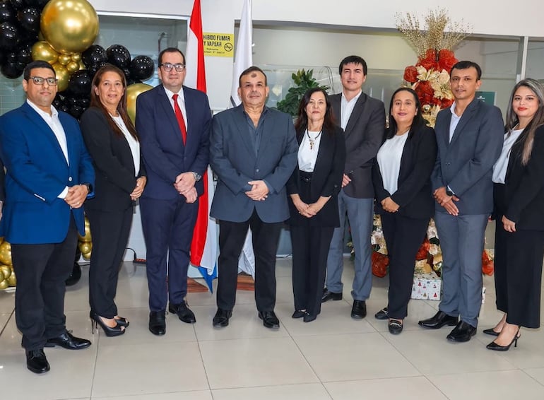 El Ing. Gustavo Samaniego (centro), presidente de la Cooperativa Paraguaya de la Construcción (Copacons), junto a los miembros de la comisión directiva.