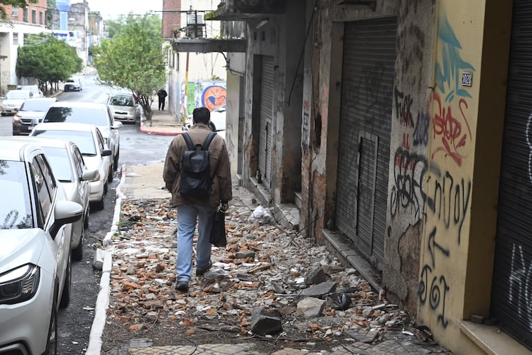 La vereda en Oliva casi Colón parece una “zona de guerra” ante el abandono y los destrozos.