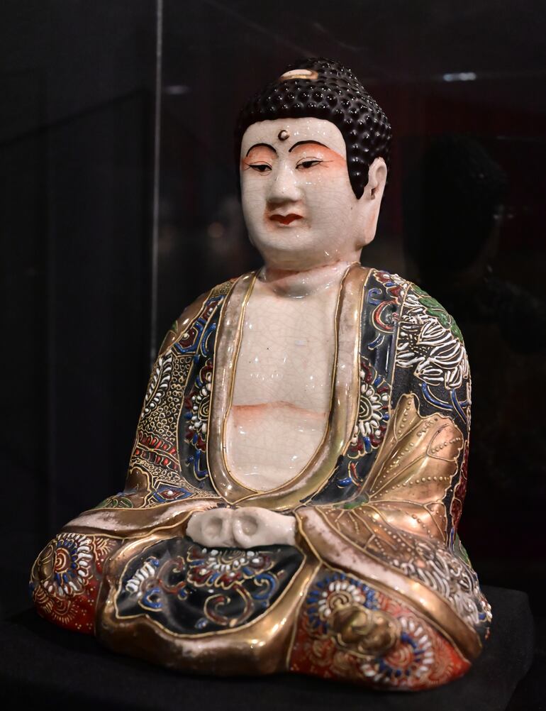 Buda Amida Nyorai, porcelana Satsuma, siglo XX.