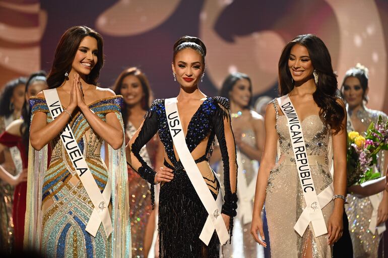 Este sábado 18 llega una nueva edición de Miss Universo. En esta imagen vemos a la Miss Venezuela 2022, Amanda Dudamel; la Miss Universo Estados Unidos 2022, R'Bonney Gabriel, y la Miss Universo República Dominicana 2022, Andreina Martínez Founier, mientras esperaban los resultados del concurso Miss Universo 2022, en el Ernest N. Morial Convention Center en Nueva Orleans, Luisiana (Estados Unidos).