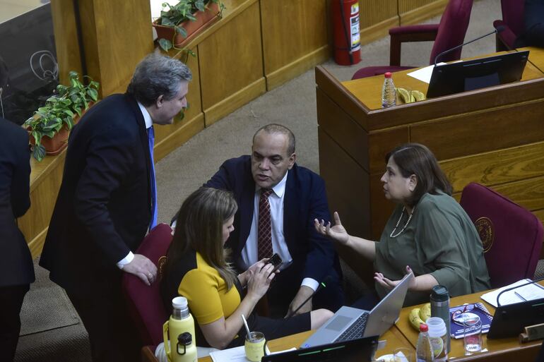 El diputado Basilio "Bachi" Núñez (ANR, HC), en el centro, debate con senadores opositores que el miércoles dejaron en ridículo a los cartistas ante la campaña que montaron en torno al convenio con la Unión Europea.