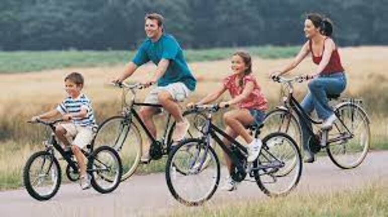 Familia en bicicleta