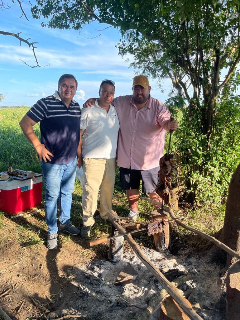 Ahora comparte asados en Ayolas con sus colegas Carlos Arrechea y Francisco Petersen.