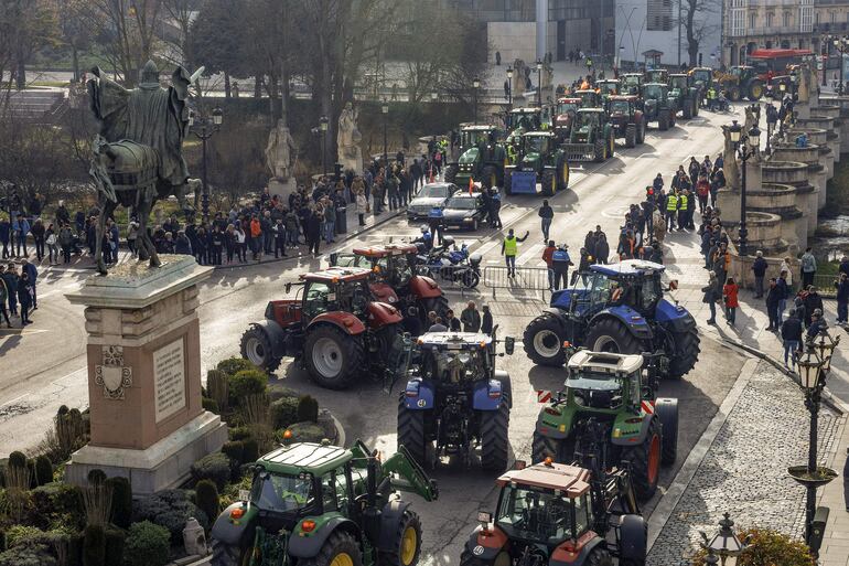 Movilización del sector agrario en Burgos para protestar por la situación del campo. Las protestas de agricultores, muchas de ellas de productores independientes convocados por las redes sociales, están afectando desde primera horas de este martes a numerosas carreteras de la vía principal y secundaria del país con cortes totales o parciales debido a la presencia de tractores. EFE/Santi Otero