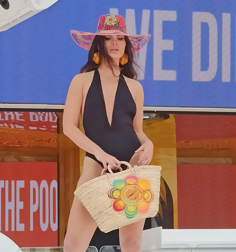 Sombrero y cartera con apliques de ñandutí en la pasarela de Ibiza.